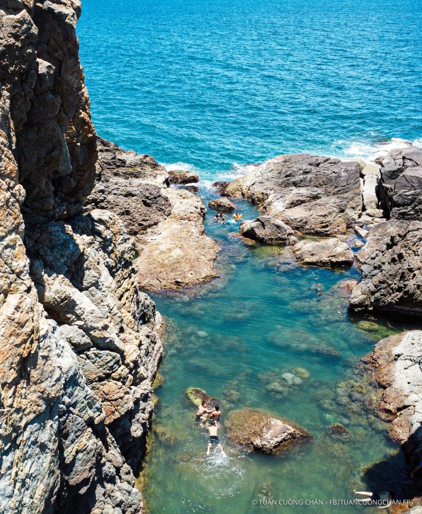 Mũi Nghê Đà Nẵng cực đông của thành phố đáng sống 3 Nên chọn loại dép chuyên dụng để đi Mũi Nghê